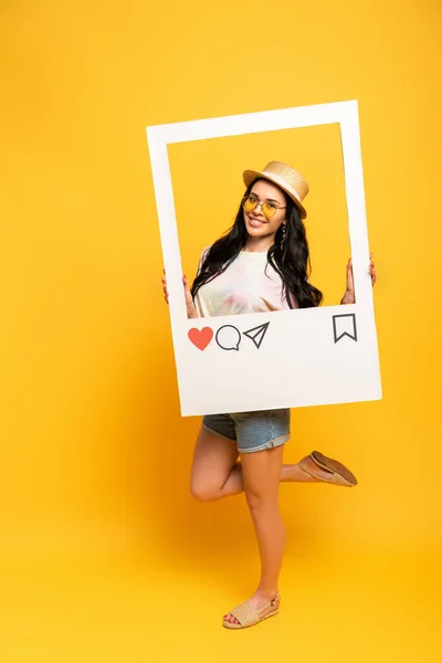 Uśmiechnięta Brunetka Dziewczyna Lato Strój Pozowanie Sieci Społecznej Ramki Żółtym — Zdjęcie stockowe