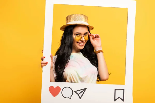 Lachende Brunette Meisje Zomer Outfit Poseren Sociaal Netwerk Frame Gele — Stockfoto