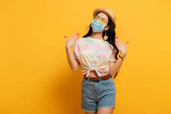Morena Chica Traje Verano Máscara Médica Que Sufre Calor Sobre —  Fotos de Stock