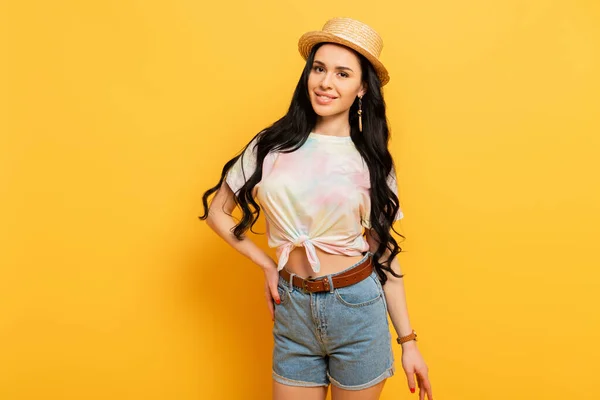 Smiling Brunette Girl Straw Hat Hand Hip Yellow Background — Stock Photo, Image
