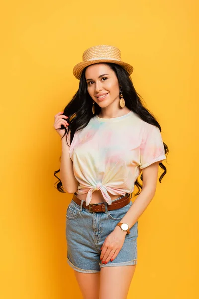 Sonriente Chica Morena Sombrero Paja Sobre Fondo Amarillo — Foto de Stock