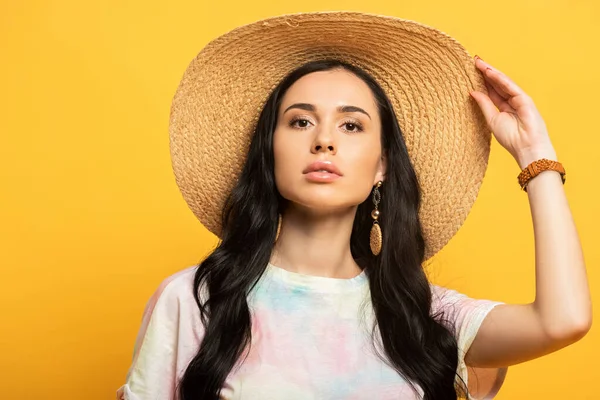 Menina Morena Posando Chapéu Palha Isolado Fundo Amarelo — Fotografia de Stock