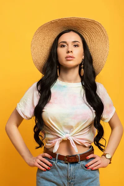 Menina Morena Posando Chapéu Palha Com Mãos Sobre Quadris Fundo — Fotografia de Stock