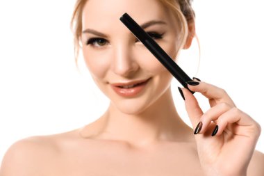 Gülümseyen, makyajlı, siyah tırnaklı, beyaz maskaralı, çıplak, sarışın bir kadının seçici odağı.