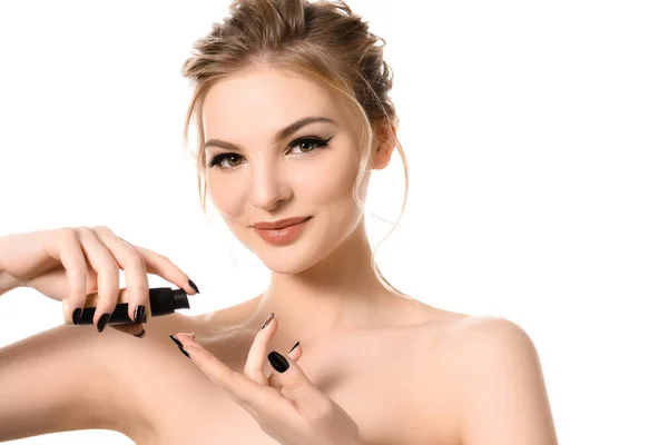 Sorrindo Bela Mulher Loira Com Maquiagem Unhas Pretas Aplicando Fundação — Fotografia de Stock