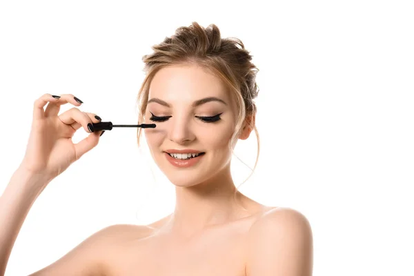 Sorrindo Bela Mulher Loira Com Maquiagem Unhas Pretas Aplicando Rímel — Fotografia de Stock