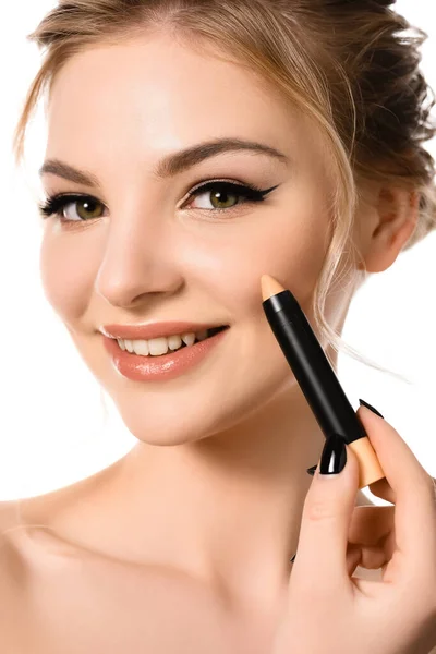 Souriant Belle Femme Blonde Avec Maquillage Ongles Noirs Appliquer Correcteur — Photo