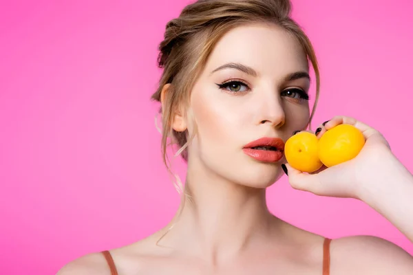 Elegant Vacker Blond Kvinna Som Håller Aprikoser Isolerade Rosa — Stockfoto