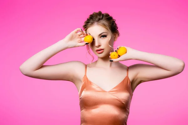 Elegante Mooie Blonde Vrouw Zijden Jurk Met Abrikozen Geïsoleerd Roze — Stockfoto