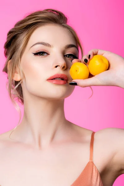 Elegant Vacker Blond Kvinna Som Håller Aprikoser Isolerade Rosa — Stockfoto