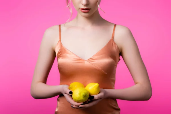 Beskärd Utsikt Över Elegant Vacker Kvinna Håller Mogna Citroner Isolerade — Stockfoto