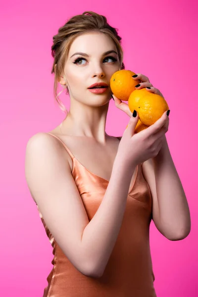 Elegante Hermosa Mujer Rubia Sosteniendo Naranjas Maduras Aisladas Rosa — Foto de Stock