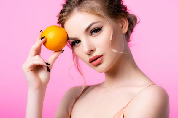 Elegant Mooi Blond Vrouw Houden Rijpe Oranje Geïsoleerd Roze — Stockfoto