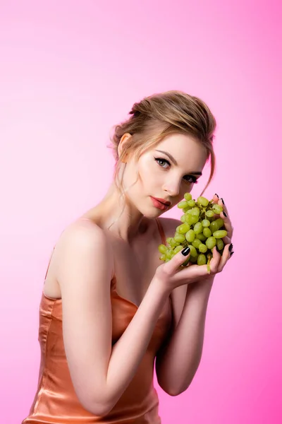 Elegante Mooie Blonde Vrouw Met Groene Druiven Geïsoleerd Roze — Stockfoto