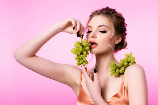 Elegant Mooi Blond Vrouw Eten Groene Druiven Geïsoleerd Roze — Stockfoto