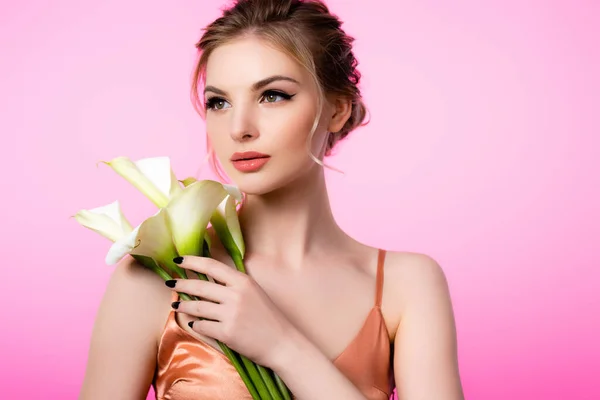 Elegantní Krásná Blondýna Žena Drží Calla Květiny Izolované Růžové — Stock fotografie