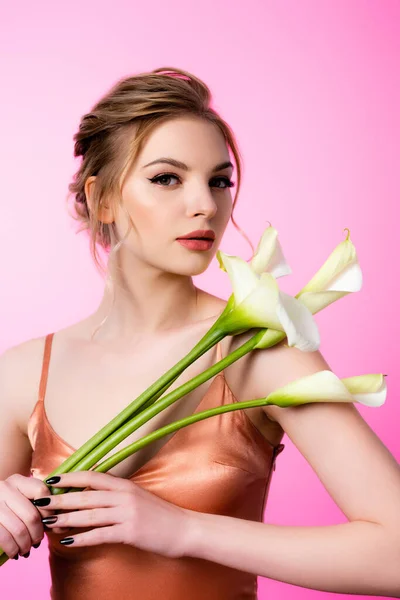 Elegant Vacker Blond Kvinna Som Håller Kalla Blommor Isolerade Rosa — Stockfoto