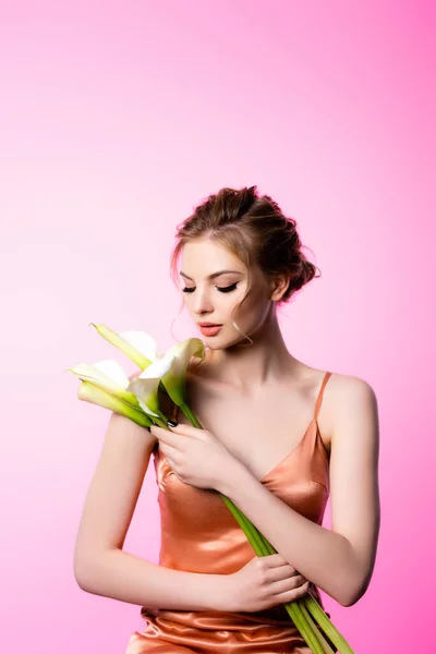 Mulher Loira Bonita Elegante Segurando Flores Calla Isolado Rosa — Fotografia de Stock