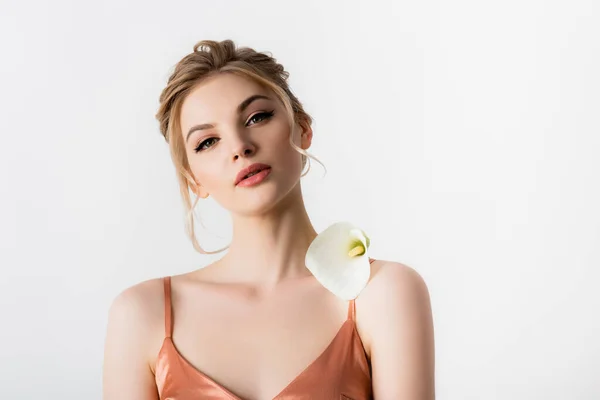Elegantní Krásná Blondýnka Žena Drží Calla Květiny Rameni Izolované Bílém — Stock fotografie