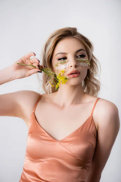 Vacker Blond Kvinna Silke Klänning Med Vilda Blommor Ögonen Och — Stockfoto