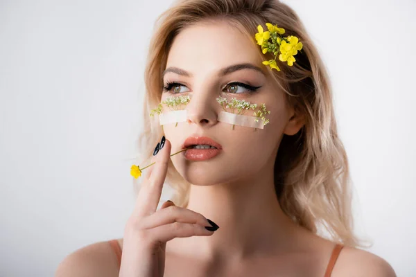 Schöne Blonde Frau Mit Wildblumen Unter Den Augen Und Mund — Stockfoto