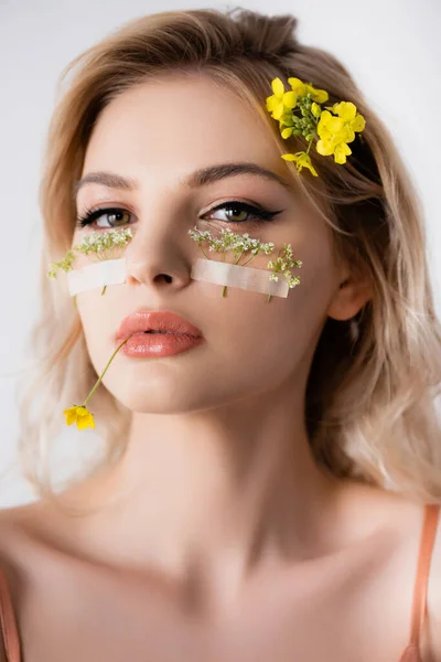 Piękna Blondynka Dzikimi Kwiatami Pod Oczami Ustach Odizolowany Białym — Zdjęcie stockowe