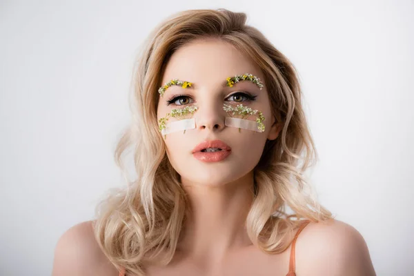 美丽的金发女人 眼皮底下挂着野花 与白色隔离 — 图库照片