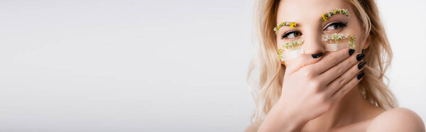 обнаженная красивая блондинка с полевыми цветами под глазами, закрывающими рот, изолированная на белом, панорамном снимке