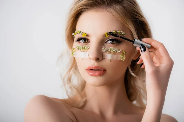 Nackt Schöne Blonde Frau Styling Wildblumen Auf Augenbrauen Mit Brauen — Stockfoto