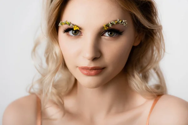 Bela Mulher Loira Com Flores Silvestres Sobrancelhas Isoladas Branco — Fotografia de Stock