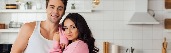 Colpo Panoramico Donna Che Abbraccia Fidanzato Sorridente Cucina — Foto Stock