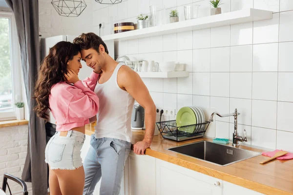 Beautiful Sexy Woman Hugging Smiling Boyfriend Kitchen — Stock Photo, Image