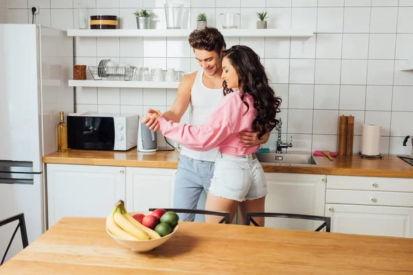 Foco Seletivo Jovem Casal Sorrindo Enquanto Dança Cozinha — Fotografia de Stock