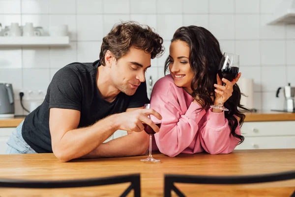 Focus Selettivo Ragazza Sorridente Guardando Fidanzato Possesso Bicchiere Vino Sul — Foto Stock