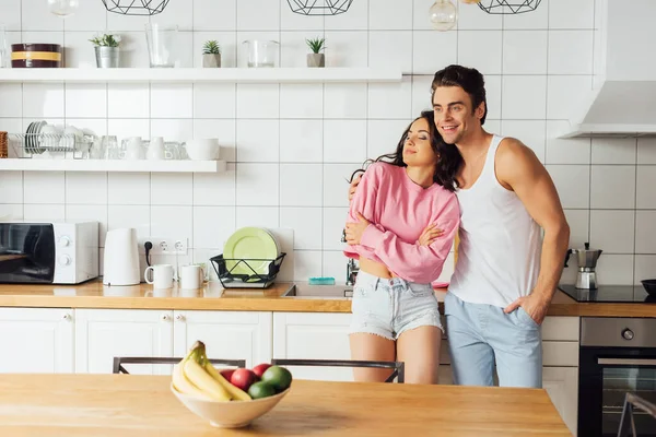 Enfoque Selectivo Del Hombre Sonriente Abrazando Hermosa Mujer Cerca Encimera — Foto de Stock