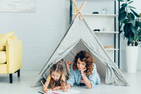 Junges Kindermädchen Und Süßes Kind Zeichnen Zusammen Während Sie Spielzeug — Stockfoto