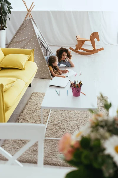 High Angle View Babysitter Child Drawing While Lying Toy Wigwam — Stock Photo, Image