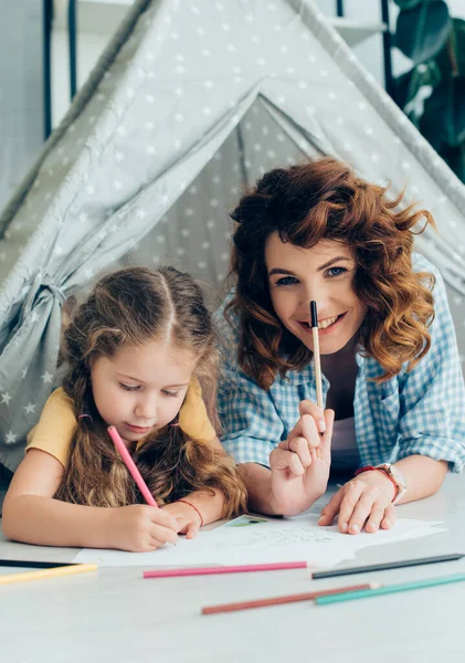 Happy Nanny Felt Pen Smiling Camera While Lying Toy Wigwam — Stock Photo, Image