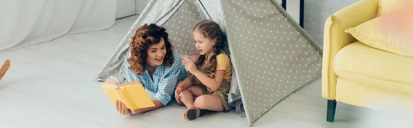 Vista Ángulo Alto Del Libro Sonriente Lectura Niñera Niño Adorable —  Fotos de Stock