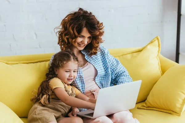 Babá Feliz Criança Adorável Sentado Sofá Usando Laptop Juntos — Fotografia de Stock