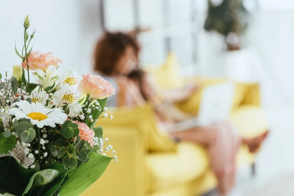Foyer Sélectif Bouquet Floral Frais Avec Des Silhouettes Personnes Sur — Photo