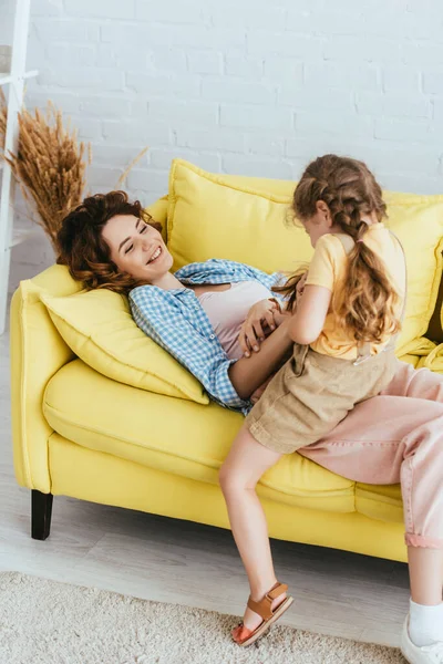 Criança Sentada Riso Babá Enquanto Divertindo Sofá Casa — Fotografia de Stock