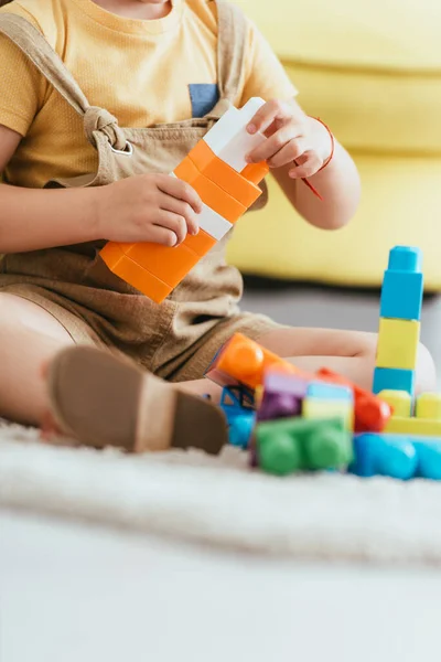 Vista Parcial Del Niño Sentado Suelo Jugando Con Bloques Construcción — Foto de Stock