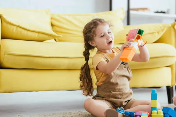 Cute Kid Playing Building Blocks While Sitting Floor Yellow Sofa — Stock Photo, Image