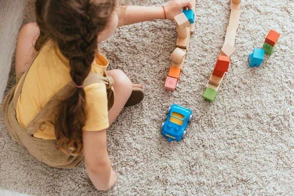 Vista Superior Del Niño Sentado Suelo Jugando Con Bloques Multicolores —  Fotos de Stock