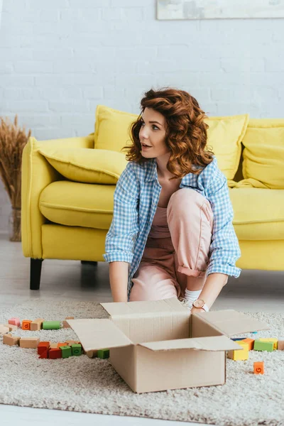 Attractive Young Woman Sitting Floor Carton Box Multicolored Blocks — Stock Photo, Image