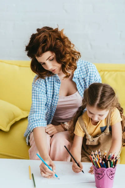 Attraktive Babysitterin Und Entzückendes Kind Zeichnen Mit Bleistiften Zusammen — Stockfoto