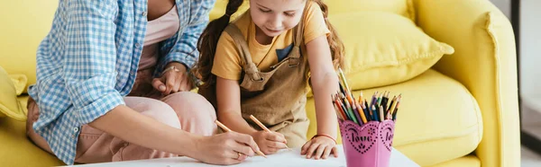 연필과 그림을 그리는 베이비 시터와 귀여운 아이의 파노라마 — 스톡 사진