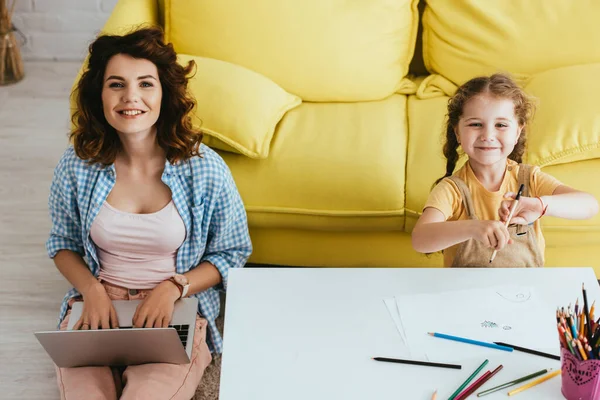 Tata Felice Che Lavora Sul Computer Portatile Vicino Carino Bambino — Foto Stock