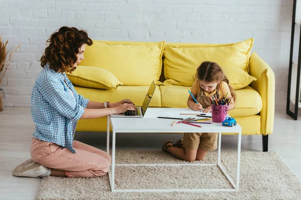 Young Nanny Sitting Floor Working Laptop Kid Drawing Pencils — Stock Photo, Image